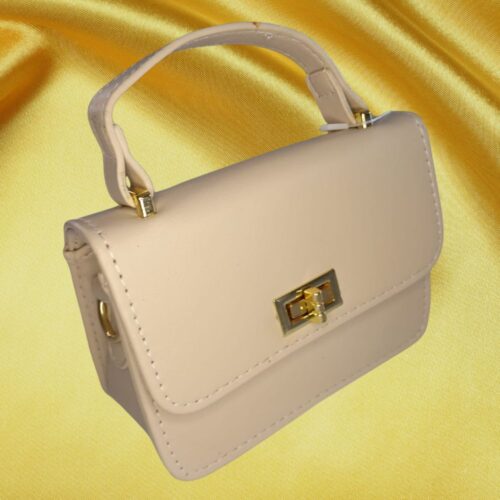 Bolsa Estruturada Bege Elegance com Fecho Dourado – Estilo e Sofisticação em Cada Detalhe