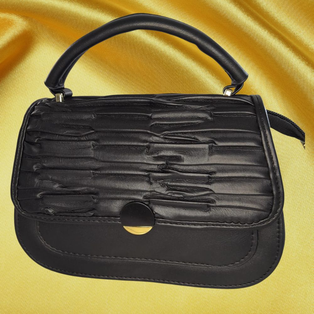 Bolsa Feminina Preta Texturizada com Fecho Dourado – Sofisticação e Estilo Atemporal