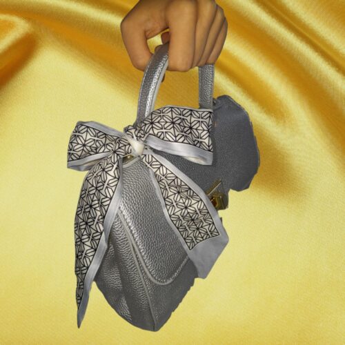 Bolsa Prata com Lenço Estampado – Elegância e Sofisticação em Cada Detalhe