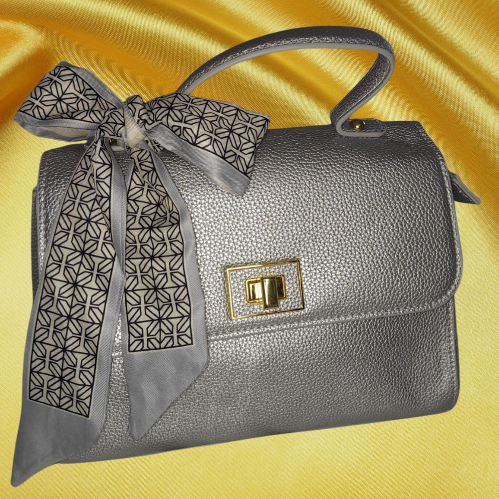 Bolsa Prata com Lenço Estampado – Elegância e Sofisticação em Cada Detalhe