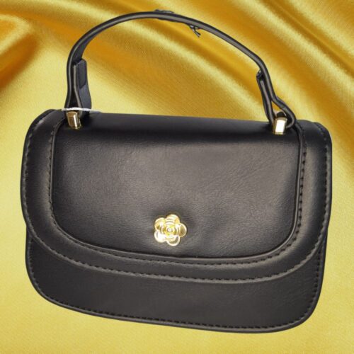 Bolsa Preta Estruturada com Detalhe Floral Dourado