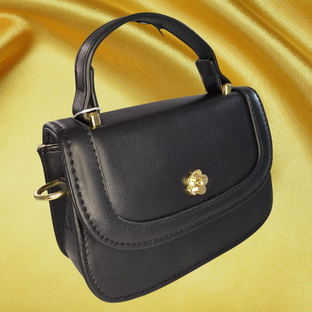 Bolsa Preta Estruturada com Detalhe Floral Dourado